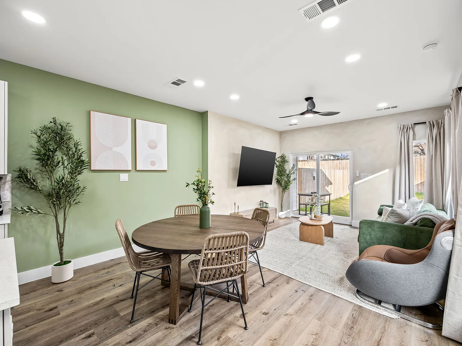 3 bed, 1622 sqft, $6,950 — Photo 1