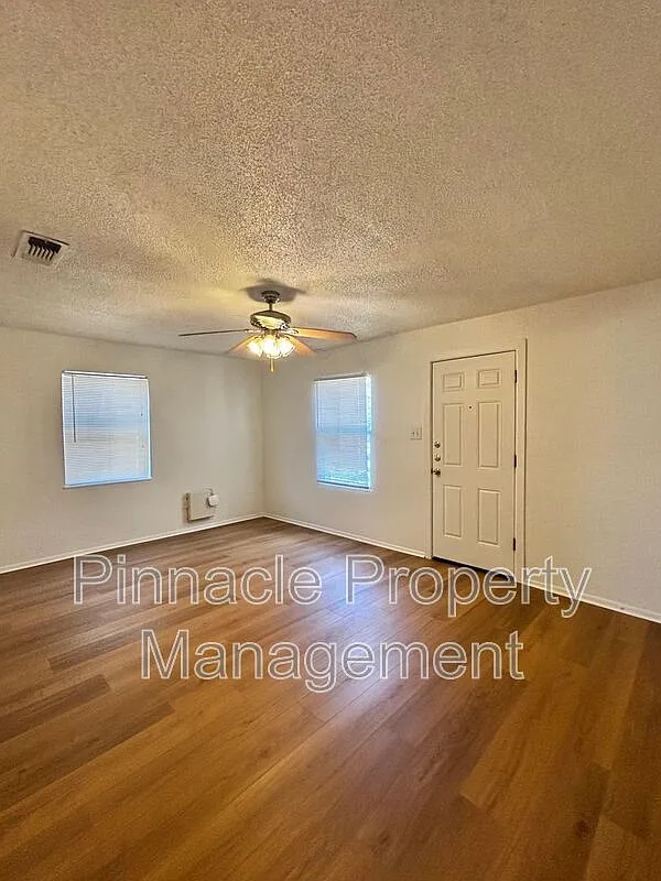 2 bed, 1.0 bath, 840 sqft, $1,000 — Photo 4