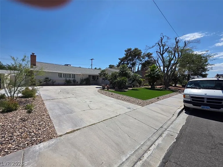 2725 Colanthe Ave — Photo 23