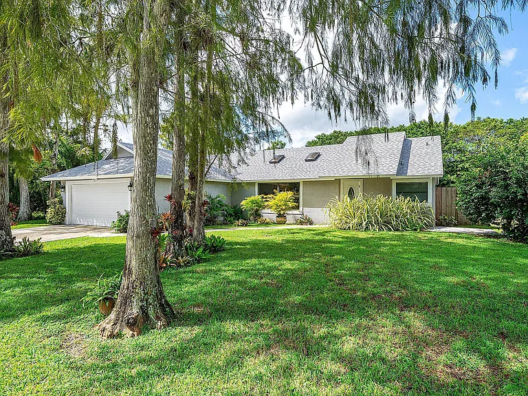 1252 Raintree Ln — Photo 4