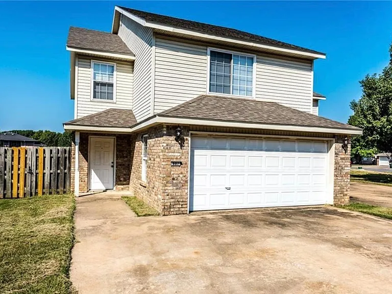 887 N Daisy Ln — Photo 1