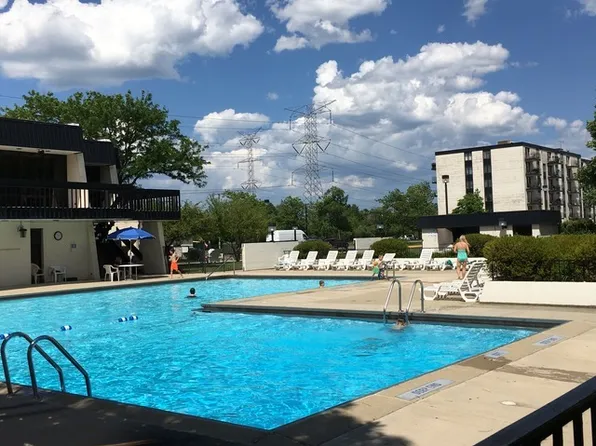9098 W Terrace Dr APT 2F, Niles, IL 60714