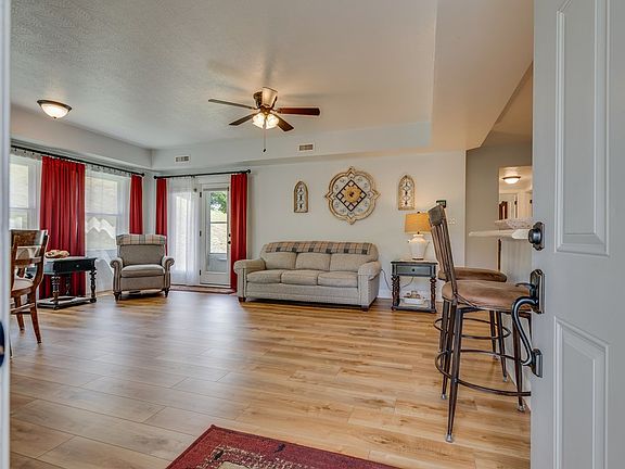 3rd image of 98 Gardenside Blvd