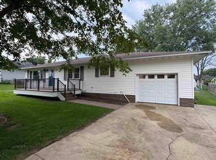 726 Southhaven Dr, Monticello, IA 52310