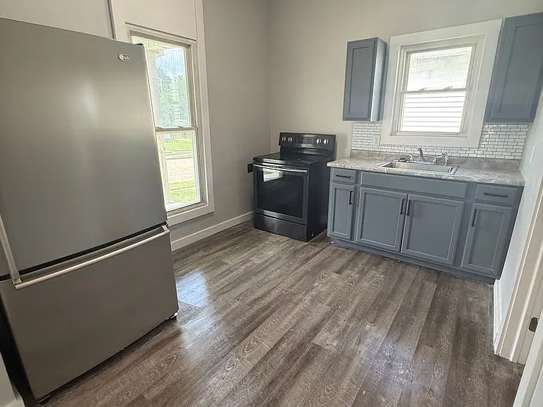 806 Broad St — Photo 9