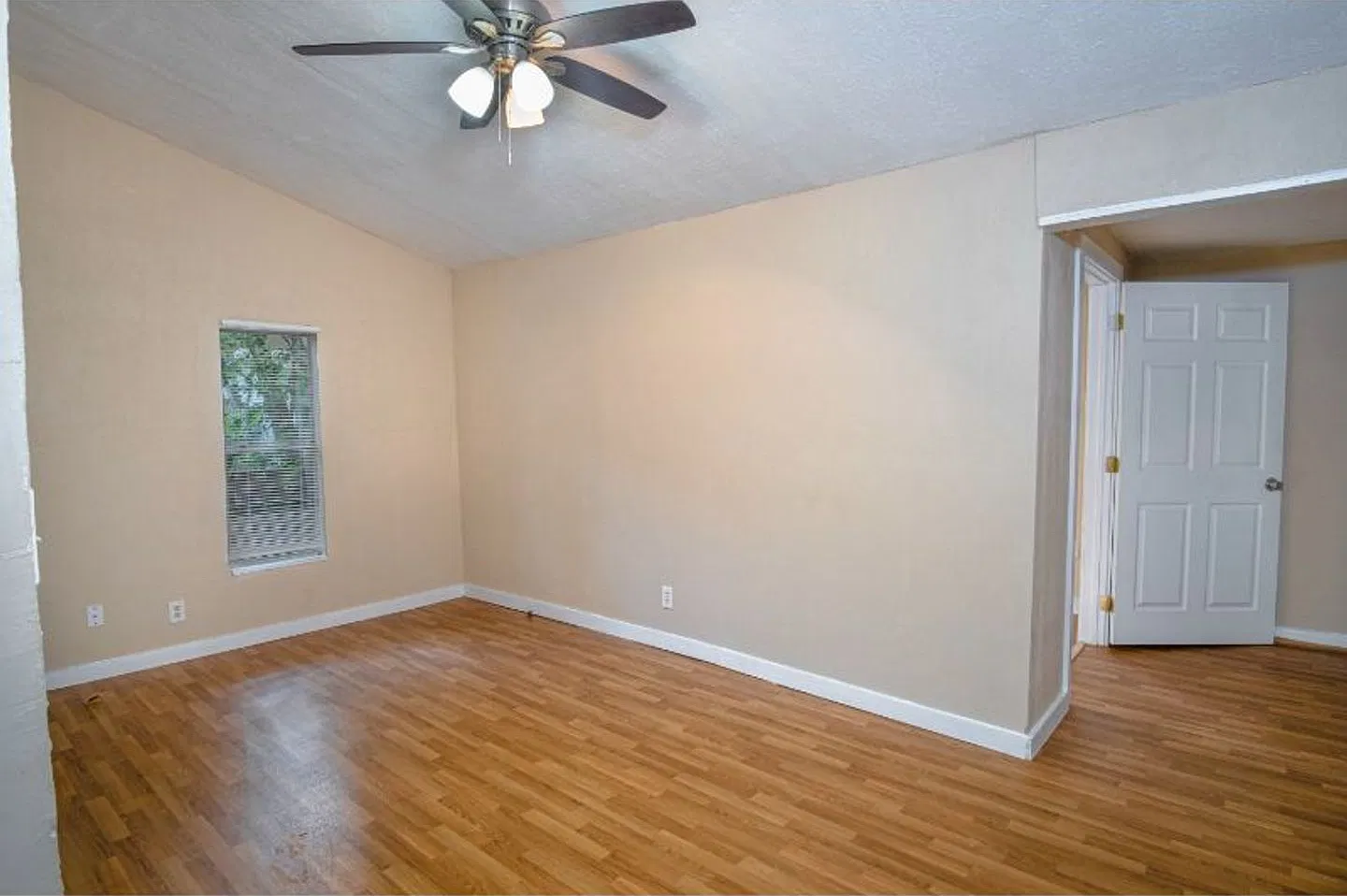 Happy and Convenient Home Near Downtown — Photo 2