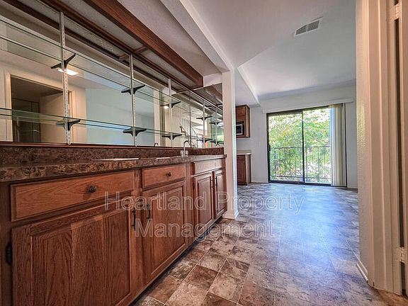5th image of 835 E Ave APT A