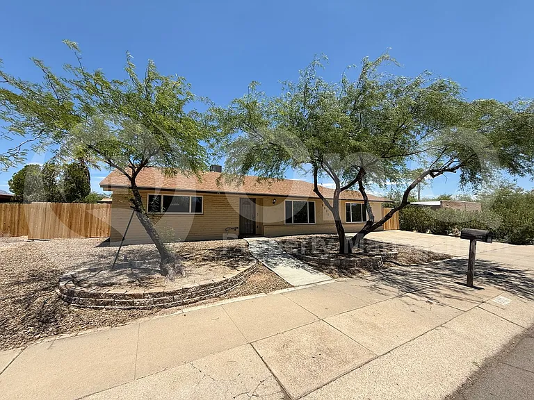 8601 E Calle Bolivar — Photo 2