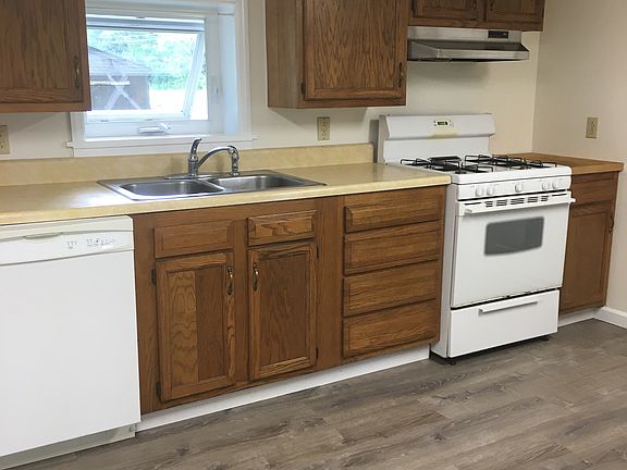 4th image of 8434 Falls Rd