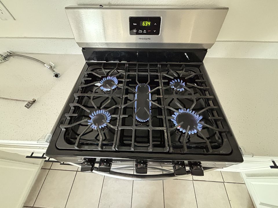 Gas stove with 5 burners