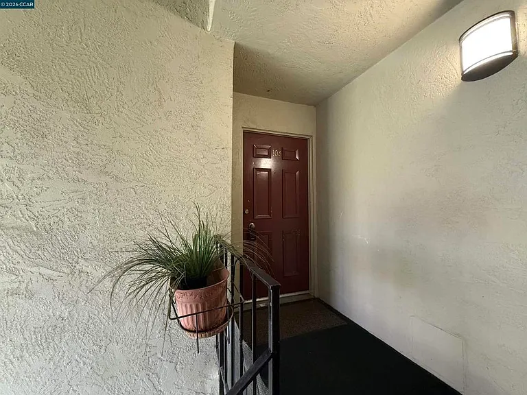 2564 Walnut Blvd — Photo 2