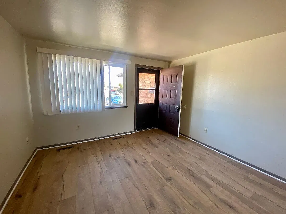 2 bed, 800 sqft, $1,715 — Photo 2