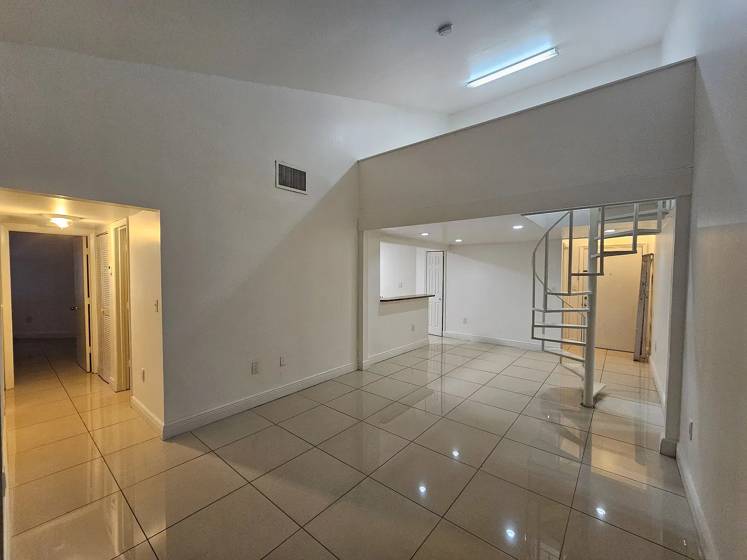 2 bed, 1000 sqft, $2,200 — Photo 2