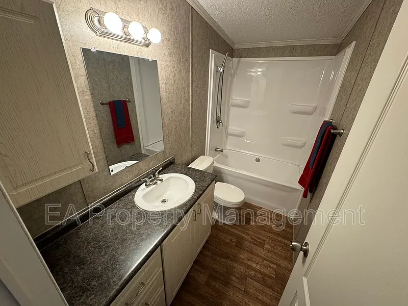 3 bed, 2.0 bath, 1700 sqft, $1,795 — Photo 3