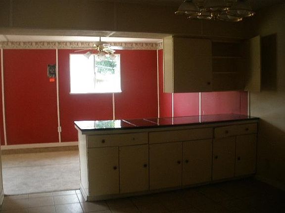 3rd image of 1829 Balmoral Dr