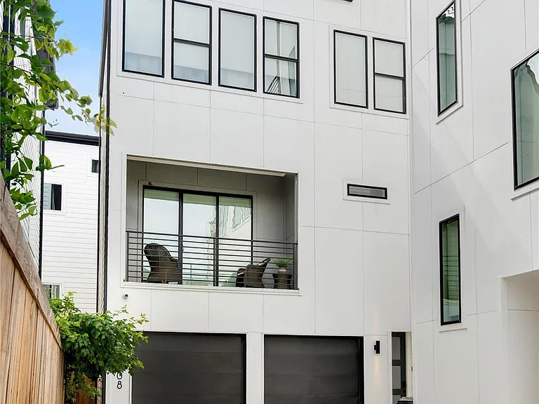 3008 Delano St — Photo 25