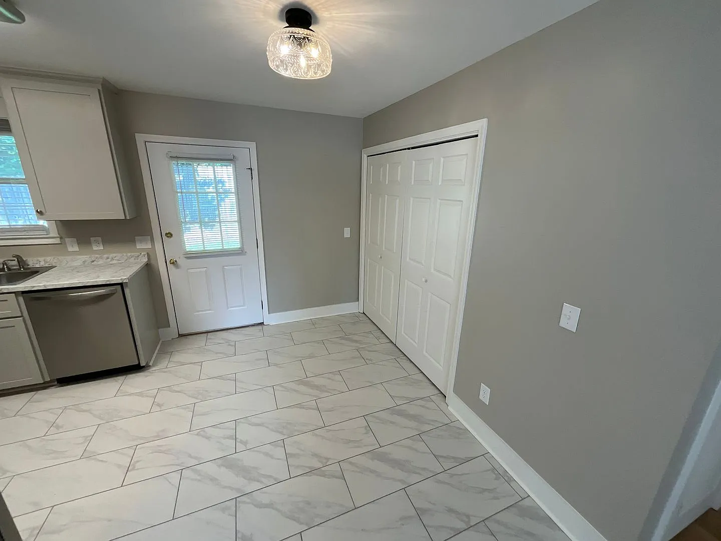 Fully Updated 2/1 Downtown Apartment in Marianna — Photo 4