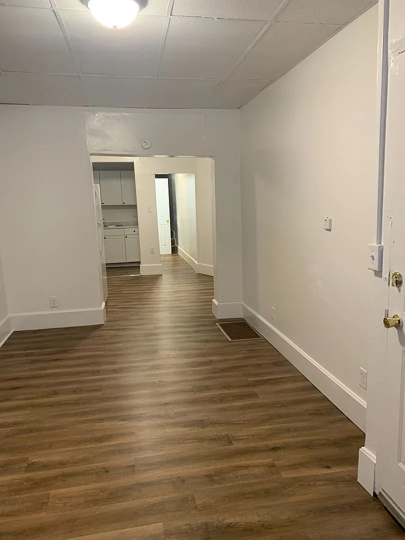 Video in Photos! Downtown York 2 Bedroom-1st Floor — Photo 4
