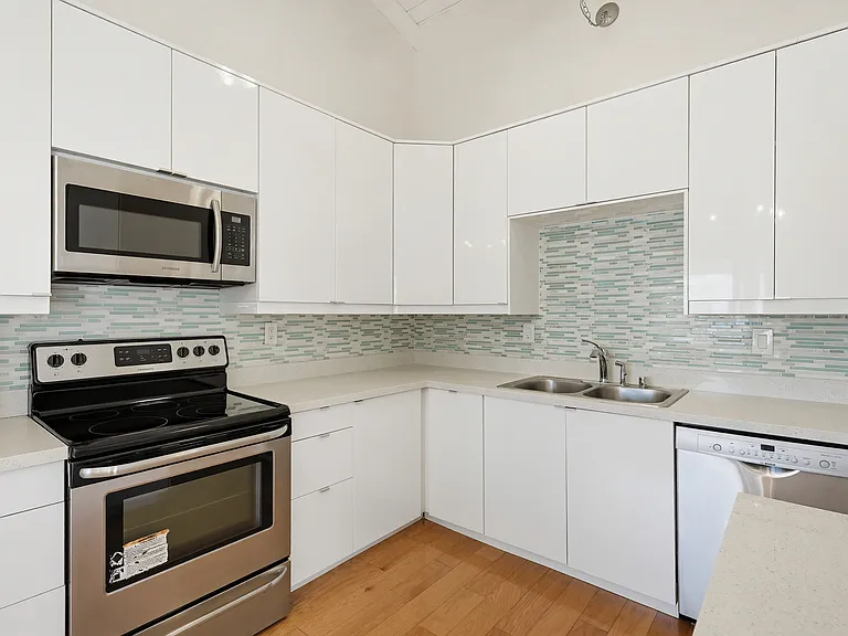 3733 Riviera Dr — Photo 10