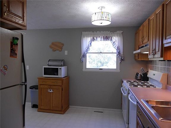 5th image of 16 Greenridge Cres