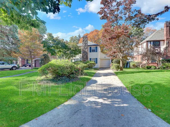 109 Chase Rd, Manhasset, NY 11030