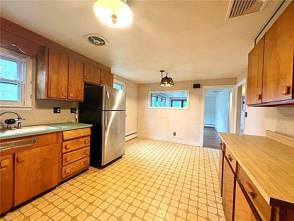 5th image of 85 Hilton Ave E
