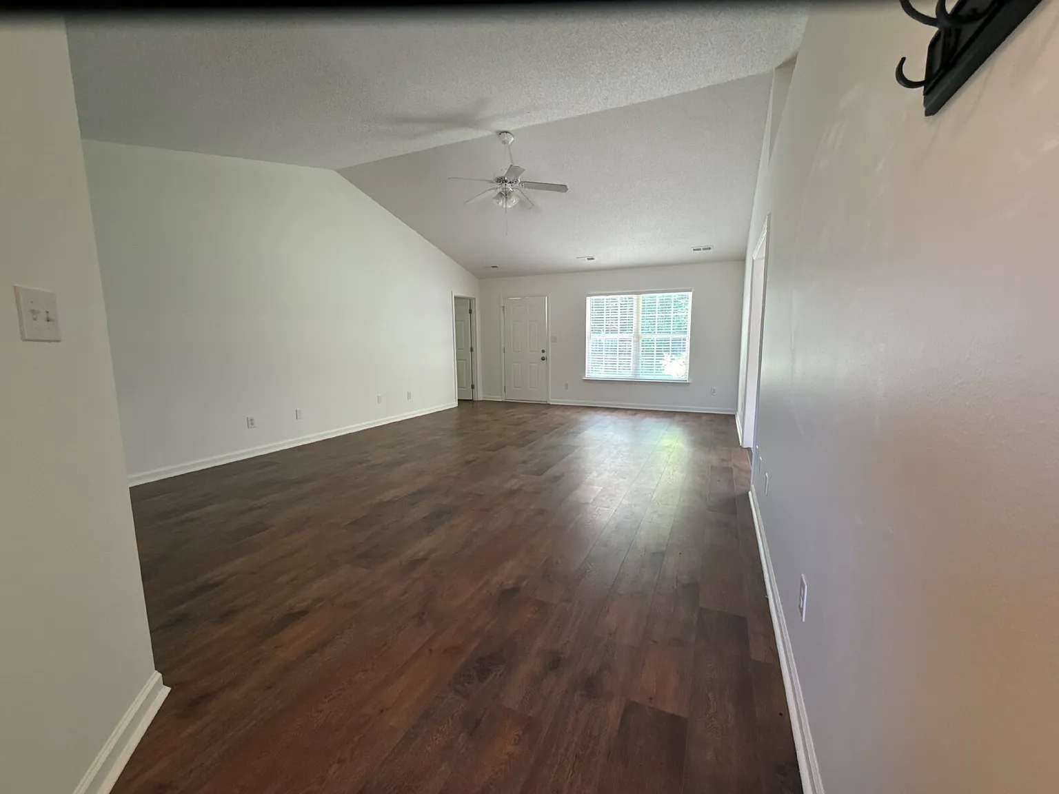 3 bed, 2.0 bath, 1490 sqft, $1,799 — Photo 2