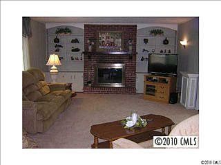 3rd image of 1306 Laurel Ln