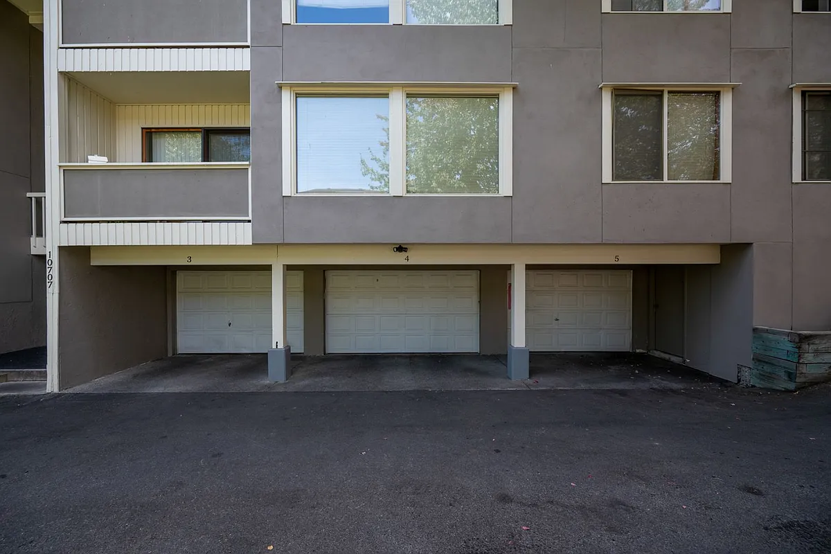 Building Photo - 10705-10707 Des Moines Memorial Dr