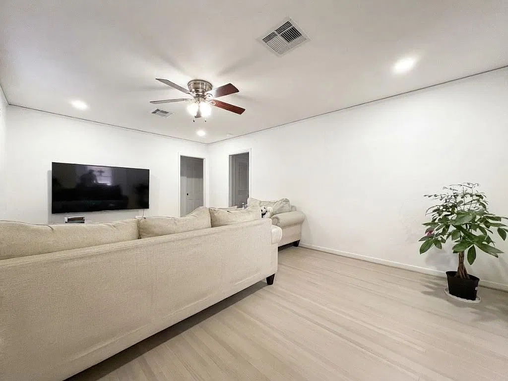 3 bed, 2.0 bath, 1738 sqft, $3,290 — Photo 4