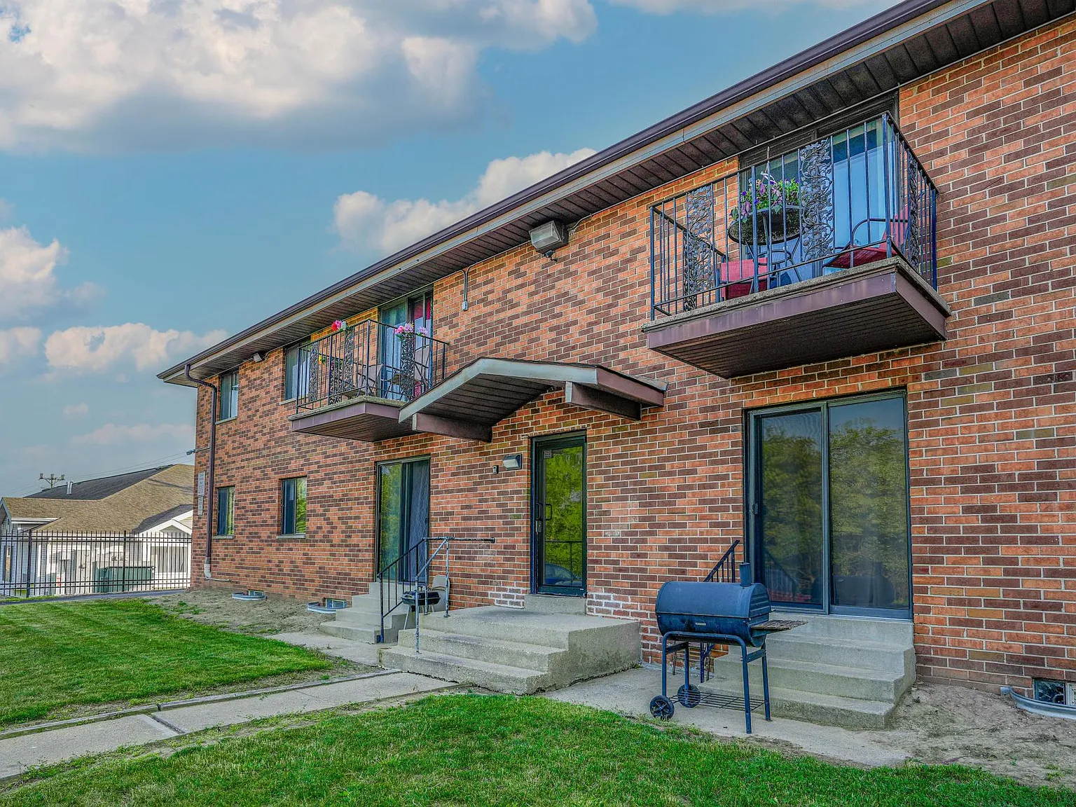 2 bed, 1.5 bath, 1300 sqft, $1,285 — Photo 3