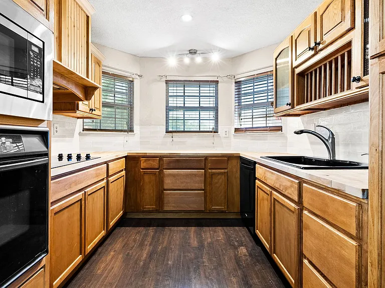 2407 Hidden Valley Dr — Photo 5