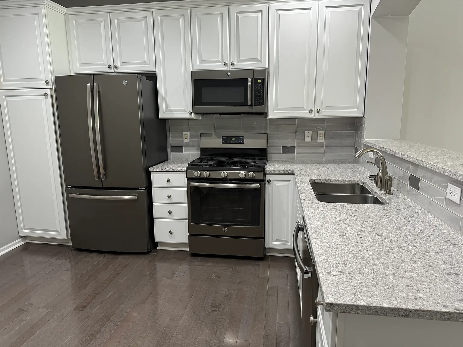 2 bed, 1.5 bath, 1589 sqft, $2,400 — Photo 2