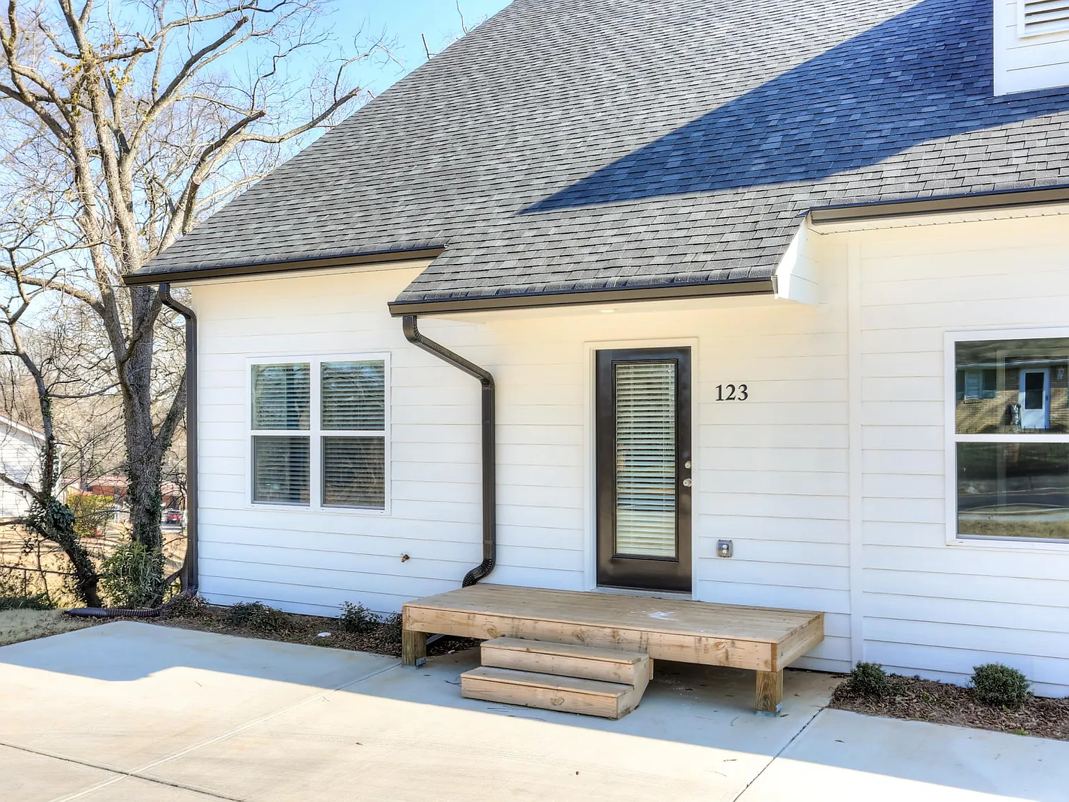 3 bed, 2000 sqft, $1,895 — Photo 2