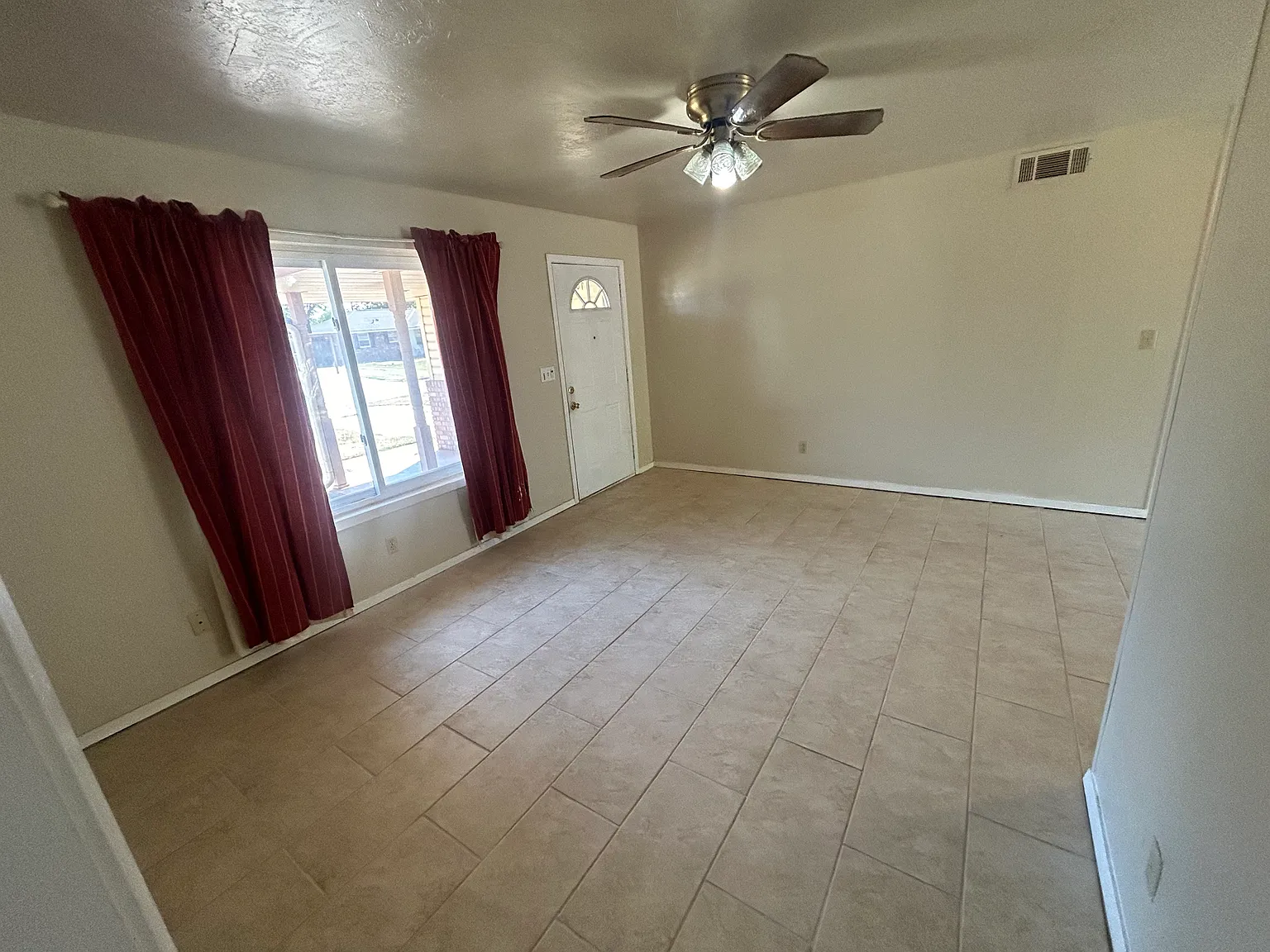 3 bed, 1354 sqft, $1,300 — Photo 2