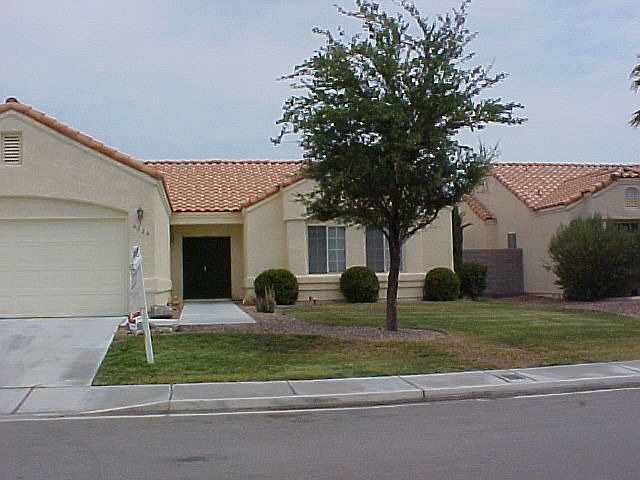 front yard w/ grass