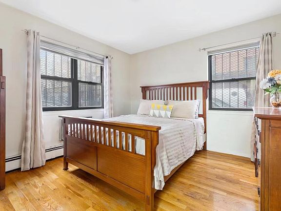 5th image of 13256 Sanford Ave