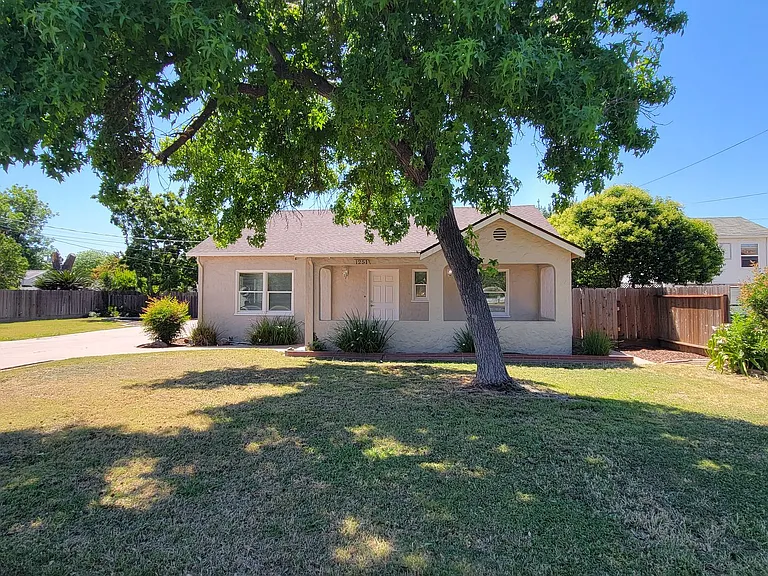 1251 Sunrise Ave — Photo 2