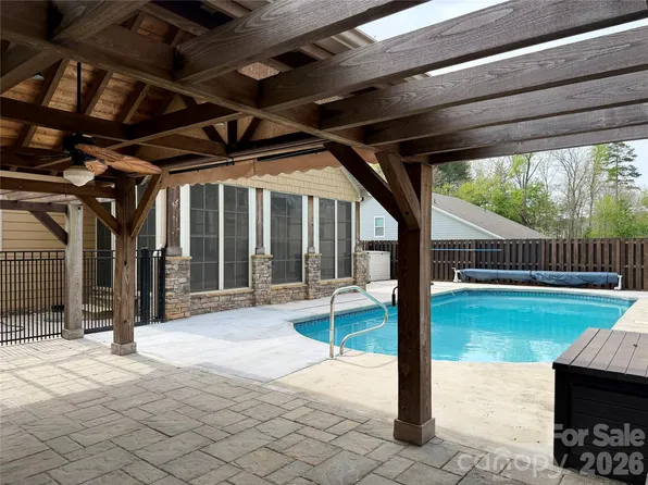 3911 13th St NE, Hickory, NC 28601