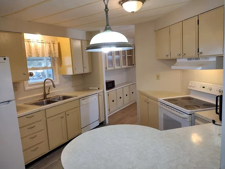 925 Beechwood Ave — Photo 2