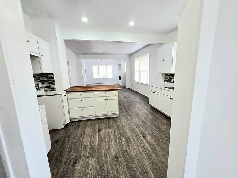 2623 W Houston St — Photo 7