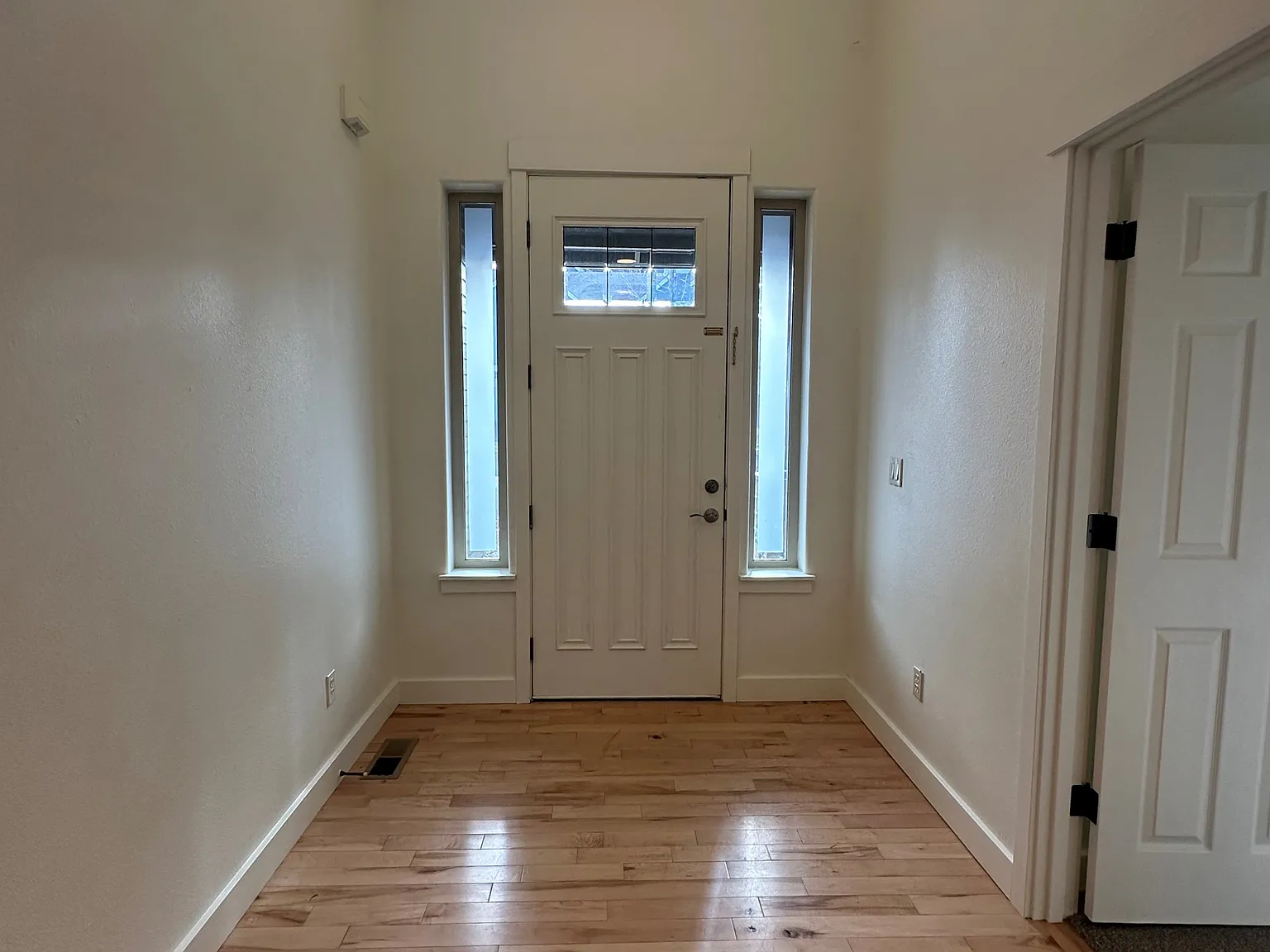 4 bed, 2.5 bath, 3000 sqft, $3,095 — Photo 2