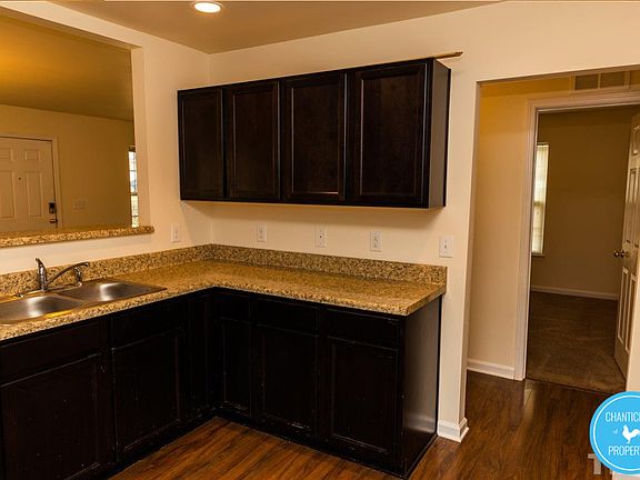 3rd image of 917 Skinner Dr