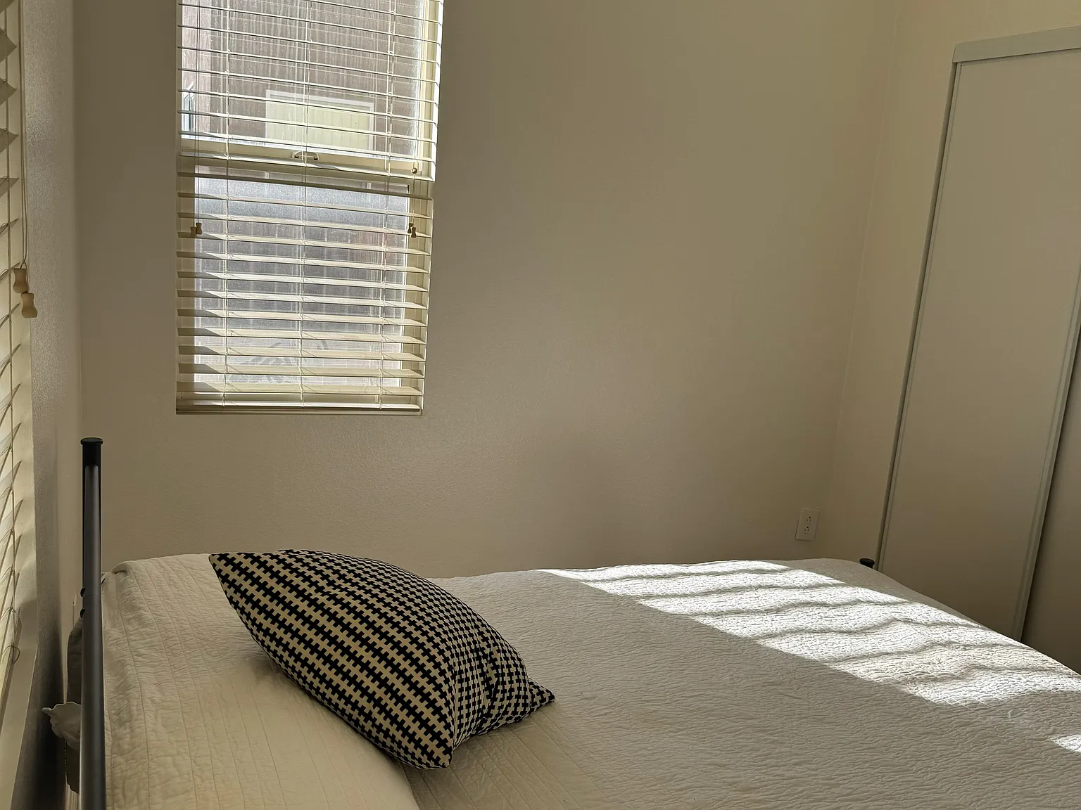 10 bed, 3349 sqft, $908 — Photo 2