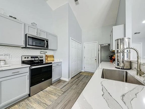 4th image of 13 Spruce Ct