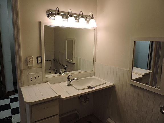 5th image of 1285 Woodhaven Dr