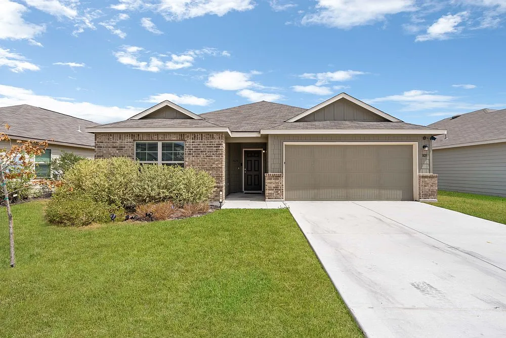 Stylish 3-Bed Home with Island Kitchen, Private Patio & Fenced Yard in Seguin — Photo 1