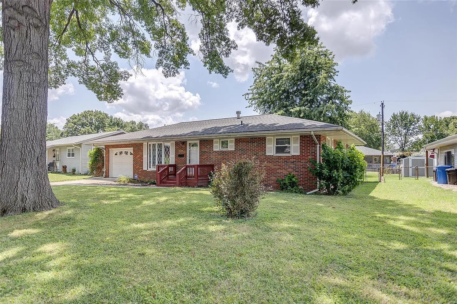 806 Amherst Dr photo 1