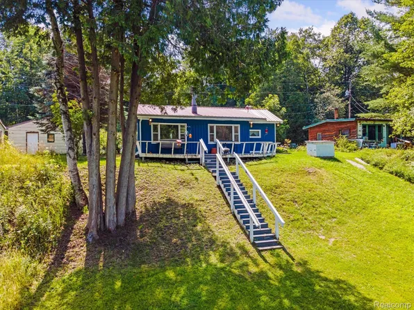 18376 Oxbow Dr, Barryton, MI 49305