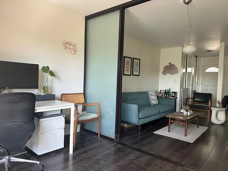 Flex room (bedroom / office / yoga / kid's room)